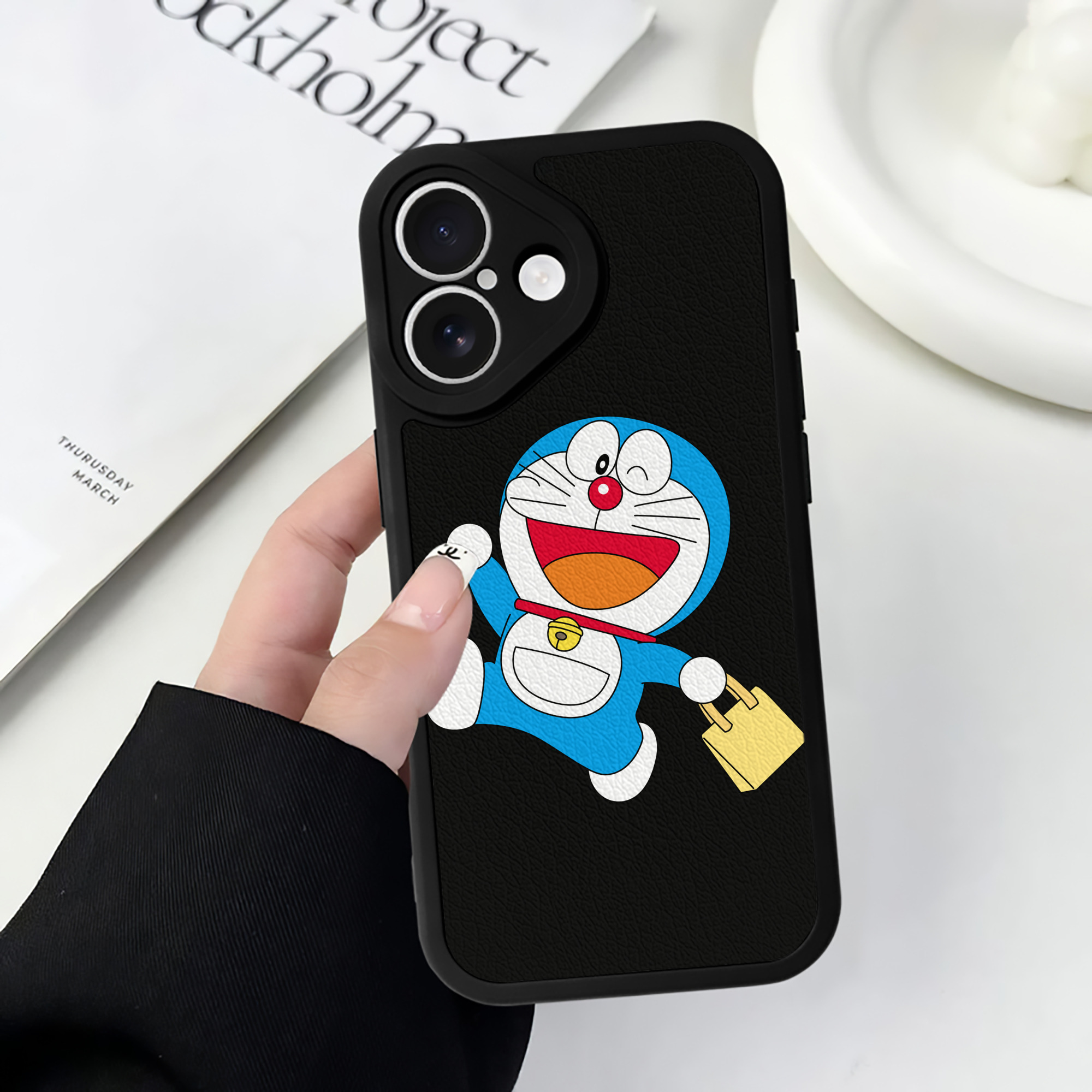 （画像用） ドラえもん Doraemon 【iPhone 16シリーズ対応】シリコンスマホケース（レザー調） 材質：シリコン